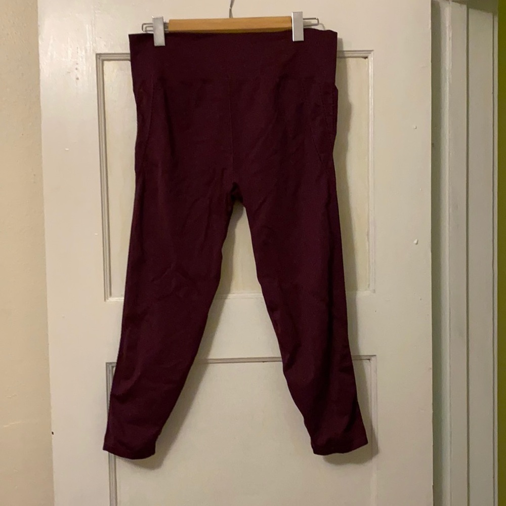 NWT Fabletics High-Waisted Seamless Capri 💜
